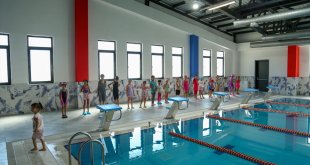 Vanlı çocuklar yarı olimpik havuzda yüzme öğreniyor