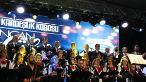 Erzincan'da farklı meslek gruplarından insanların bir araya geldiği "Kardeşlik Korosu" konser verdi