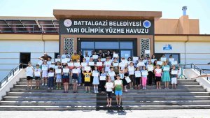 Battalgazi Belediyesi'nin "Yüzme Bilmeyen Kalmasın" projesiyle 110 çocuk yüzmeyi öğrendi
