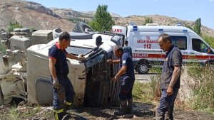 Çimento mikseri devrildi: 2 yaralı