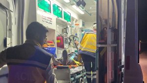 Şarampole yuvarlanan araçta iki kişi yaralandı