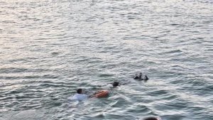 Feribottan suya düşen kadın kurtarıldı