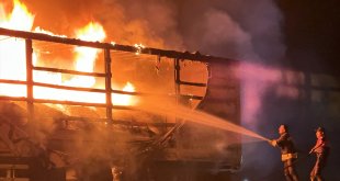 Bingöl'de seyir halindeki tır alev aldı