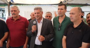 Iğdır'da AK Parti belediye meclis üyeleri iş akdine son verilen 204 işçiye destek verdi