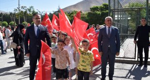 Bitlis'te okula yeni başlayan öğrencilerden kortej yürüyüşü