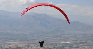 Orkut Baysal Yamaç Paraşütü Türkiye Şampiyonası, Erzincan'da başladı