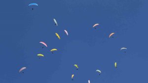 Erzincan'da paraşütçüler gökyüzünü renklendirdi