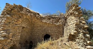 Şemdinli Kaymakamı Akpınar, kilise kalıntısını inceledi