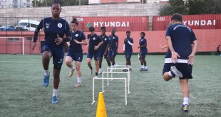 Hakkarigücü Kadın Futbol Takımı yenilenen kadrosuyla lige iddialı hazırlanıyor