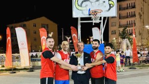 Hakkari'de basketbol turnuvası sona erdi