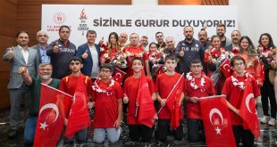 Paris 2024 Paralimpik Oyunları'nda mücadele eden özel sporcular yurda döndü