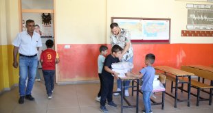 Öğretmen ve veliler el ele vererek sınıfları boyadı, temizlik yaptı