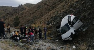 Erzincan'da devrilen otomobildeki 3 kişi yaralandı