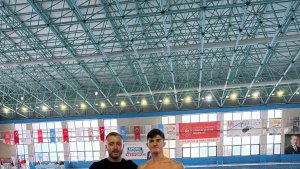 Yüzmede Elazığ'dan Türkiye rekoru