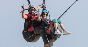 Yamaç paraşütü tutkunları Van semalarında uçtu