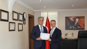 Vali Aydoğdu'dan Başhekim Kuyrukluyıldız'a başarı belgesi