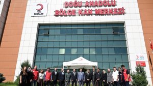Vali Çiftçi'den Kızılay Kan Merkezi'ne ziyaret