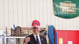 Biden, "Trump 2024" şapkasını taktı