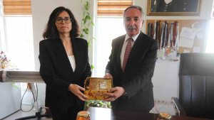 AİÇÜ'de Üretilen İlk Balın Hasadı Yapıldı