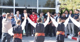 Paralimpik Oyunları şampiyonu judocu İbrahim Bölükbaşı, memleketi Erzurum'da çiçeklerle karşılandı