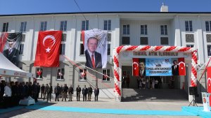 Ağrı'da kendilerine ait evin bahçesine babaları adına okul yaptırdılar