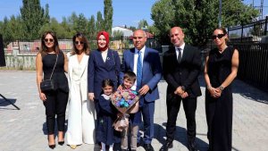 Hayırsever iş insanı, doğduğu evi kütüphaneye çevirdi, bahçesinde okul yaptı