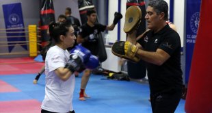 Kick boksta dünya şampiyonu Özlem Melek Korkmaz, yeni madalyalar için hazırlanıyor