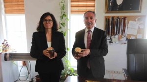 AİÇÜ'de üretilen ilk balın hasadı yapıldı