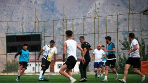 Vali Çelik, sporcularla çift kale maçı yaptı