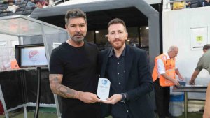 Hakan Kutlu'ya kutlama plaketi