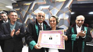 Tıp profesörü bu kez avukat cübbesini giydi