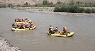 Erzincan Valisi Hamza Aydoğdu ve gaziler Karasu Nehri'nde rafting yaptı