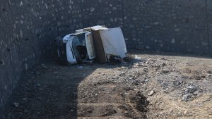 Ağrı'da istinat duvarından düşen kamyonetteki 2 kişi ağır yaralandı