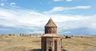 Ani Ören Yeri'ndeki Abughamrents Kilisesi'nin duvarlarında kirlilik oluşturan yazılar siliniyor
