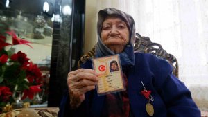 93 yaşındaki Erzurumlu Zennure Nine'nin en kıymetli emaneti babasından kalan İstiklal Madalyası