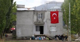 Şehit Piyade Sözleşmeli Er Abakay'ın Muş'taki evine Türk bayrağı asıldı