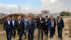 Vali Çelik ve Cumhurbaşkanı Başdanışmanı Kışla Yüksekova'ya incelemelerde bulundu