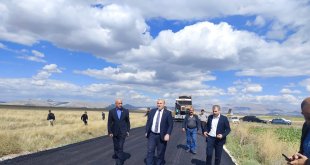 Patnos'ta köy yolları asfaltlanmaya devam ediyor