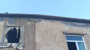 Depremin merkezindeki köyde evlerde çatlak oluştu