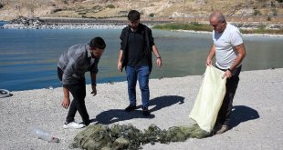 Bitlis'te dalgıçlar, mikrobiyalitlere dolanan 300 metre hayalet ağı temizledi