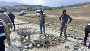 Köy yollarına parke taşı yapılıyor