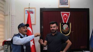 Ahlatlı esnaf, yerde bulduğu bir kese altını sahibine teslim etti