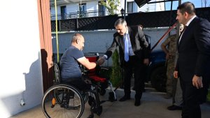 Vali Çiftçi gaziye akülü sandalye hediye etti