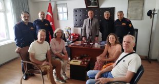 Kars'taki otel yangınında kurtarılan Hollandalı turistlerden itfaiyeye teşekkür ziyareti