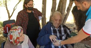 Tunceli'de valilik yaşlıları doktor kontrolünde evlerinden alıp doğayla buluşturuyor