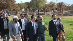 Bitlis'in yeni Valisi Karakaya ilk ziyaretini tarihi ilçe Ahlat'a yaptı