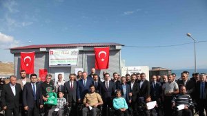 Ahlat'ta 50 engelliye akülü araç hediye edildi