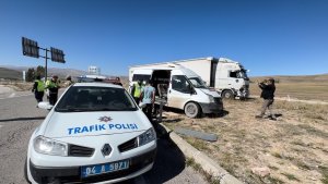 Ağrı'da yola kontrolsüz çıkan minibüs tırla çapıştı: 1'ağır, 3 yaralı