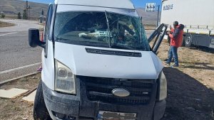 Ağrı'da tır ile minibüsün çarpıştığı kazada 1 kişi öldü, 2 kişi yaralandı