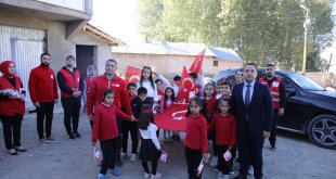 Van'da Cumhuriyet'le yaşıt kadına sürpriz doğum günü kutlaması